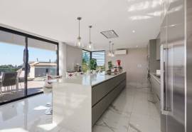 Carvoeiro – Stunning 4-bedroom contemporary villa with sea views