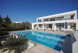 Carvoeiro – Stunning 4-bedroom contemporary villa with sea views