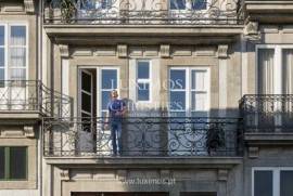 Prédio com projeto aprovado, para venda, na Baixa do Porto