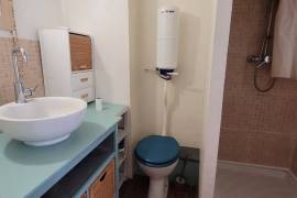 Former Winegrower's House With Great Potential For Rental Or Conversion Into A Large Family Home. Former Winegrower's House With Great Potential For Rental Or Conversion Into A Large Family Home.