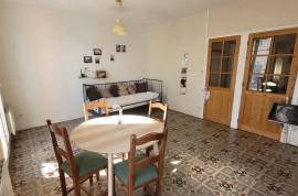 Former Winegrower's House With Great Potential For Rental Or Conversion Into A Large Family Home. Former Winegrower's House With Great Potential For Rental Or Conversion Into A Large Family Home.