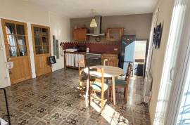 Former Winegrower's House With Great Potential For Rental Or Conversion Into A Large Family Home. Former Winegrower's House With Great Potential For Rental Or Conversion Into A Large Family Home.