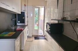 Former Winegrower's House With Great Potential For Rental Or Conversion Into A Large Family Home. Former Winegrower's House With Great Potential For Rental Or Conversion Into A Large Family Home.