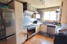 Spacious Winegrower's House With 235 M2 Of Living Space, 180 M2 Garage And 40 M2 South-Facing Terrace. Spacious Winegrower's House With 235 M2 Of Living Space, 180 M2 Garage And 40 M2 South-Facing Terrace.