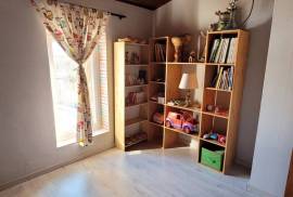 Spacious Winegrower's House With 235 M2 Of Living Space, 180 M2 Garage And 40 M2 South-Facing Terrace. Spacious Winegrower's House With 235 M2 Of Living Space, 180 M2 Garage And 40 M2 South-Facing Terrace.