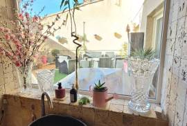 Spacious Winegrower's House With 235 M2 Of Living Space, 180 M2 Garage And 40 M2 South-Facing Terrace. Spacious Winegrower's House With 235 M2 Of Living Space, 180 M2 Garage And 40 M2 South-Facing Terrace.