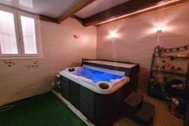 Spacious Winegrower's House With 235 M2 Of Living Space, 180 M2 Garage And 40 M2 South-Facing Terrace. Spacious Winegrower's House With 235 M2 Of Living Space, 180 M2 Garage And 40 M2 South-Facing Terrace.