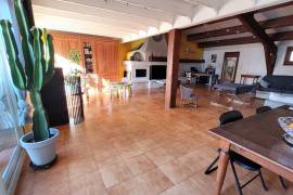 Spacious Winegrower's House With 235 M2 Of Living Space, 180 M2 Garage And 40 M2 South-Facing Terrace. Spacious Winegrower's House With 235 M2 Of Living Space, 180 M2 Garage And 40 M2 South-Facing Terrace.