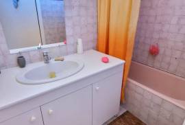 Spacious Winegrower's House With 235 M2 Of Living Space, 180 M2 Garage And 40 M2 South-Facing Terrace. Spacious Winegrower's House With 235 M2 Of Living Space, 180 M2 Garage And 40 M2 South-Facing Terrace.