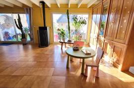 Spacious Winegrower's House With 235 M2 Of Living Space, 180 M2 Garage And 40 M2 South-Facing Terrace. Spacious Winegrower's House With 235 M2 Of Living Space, 180 M2 Garage And 40 M2 South-Facing Terrace.