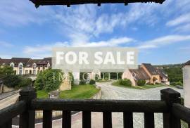 Charming Duplex Apartment by Golf Course Charming Duplex Apartment by Golf Course