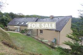 Detached Country House with Landscaped Garden