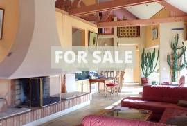 Detached Country House with Landscaped Garden