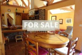 Detached Country House with Landscaped Garden