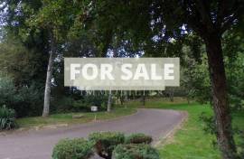 Detached Country House with Landscaped Garden