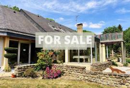 Detached Country House with Landscaped Garden