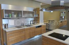 Detached house for rent in Jurmala, 340.00m2