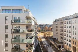 Vacant 4-room apartment with two balconies near Potsdamer Platz and Gleisdreieck.