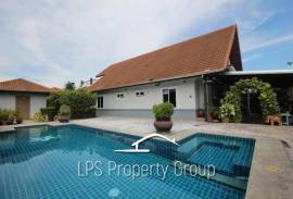 Great Condition 4 Bedroom Pool Villa Close to town