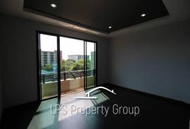 Four Story Commercial Building For Sale in Good Location