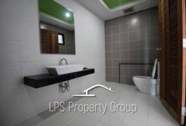 Four Story Commercial Building For Sale in Good Location