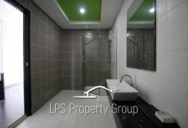 Four Story Commercial Building For Sale in Good Location