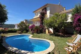 Villa with pool, garden, and garage in the center of Sant Feliu de Guíxols
