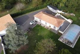 Propriété de deux habitations indépendantes avec piscine et double garage