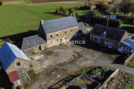 Ancien corps de ferme / gîtes / Camping avec beau potentiel
