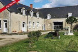 A Saisir, venez poser vos valises dans ce très beau corps de ferme de 195m2 entièrement rénové avec piscine intérieure.