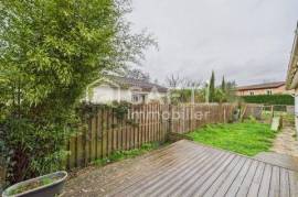 Maison de plain-pied, jardin, proche du centre.