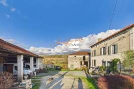 Corps de ferme avec dépendances et plus de 2 hectares de terrain