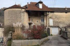 Immeuble de caractère à rénover, 6 appartements et une tour médiéval au coeur historique de Salins-les-Bains