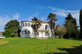 GRANDE MAISON STYLE ANDALOUSE A RENOVER AVEC SON PARC