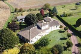 Spacious 4 bedroom villa with outbuilding