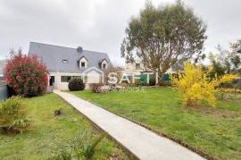 Maison non mitoyenne, vie de plain pied, grand terrain et grand garage