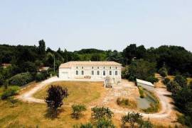 4-Bedroom Manor house, 1 outbuilding and large plot of land