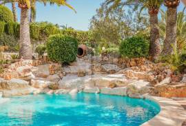 4 Bedrooms - Villa - For Sale