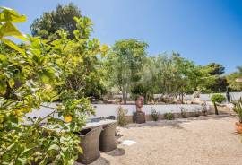 4 Bedrooms - Villa - For Sale