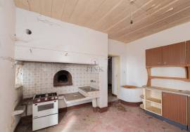 House with Great Potential in Canhas House with Great Potential in Canhas