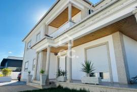 Excellent 4 Bedroom Villa of Modern Architecture Ideal for Living or Investing