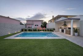 NEW 4 bedroom villa with pool and 200m²