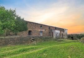 Investment in the natural environment: 45 ha estate with buildings and rural tourist potential