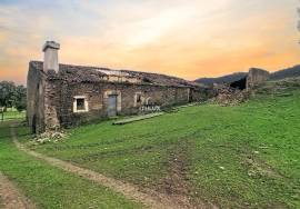 Investment in the natural environment: 45 ha estate with buildings and rural tourist potential