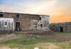 Investment in the natural environment: 45 ha estate with buildings and rural tourist potential