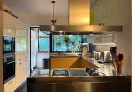 4 bedroom apartment in condominium with pool and gym