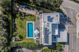 Contemporary 4-Bedroom Luxury Villa with Private Pool and Garden in Almancil