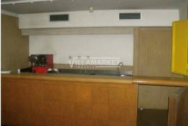 Stall store with 458 m2 consisting of 2 floors and warehouse located in Estrela in Lisbon