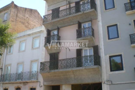 Stall store with 458 m2 consisting of 2 floors and warehouse located in Estrela in Lisbon