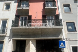 Stall store with 458 m2 consisting of 2 floors and warehouse located in Estrela in Lisbon